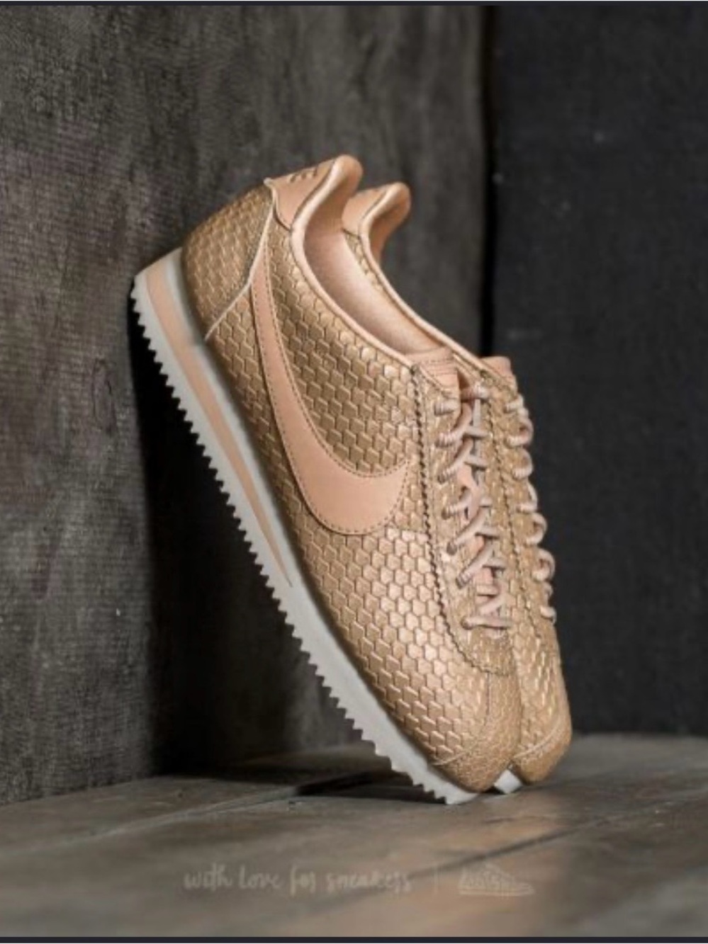 Nike Women’s Beige/Tan Woven Low-Top Sneakers